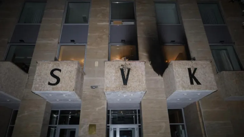 Policie vyšetřuje útok zápalnými lahvemi na Ruský dům v Praze