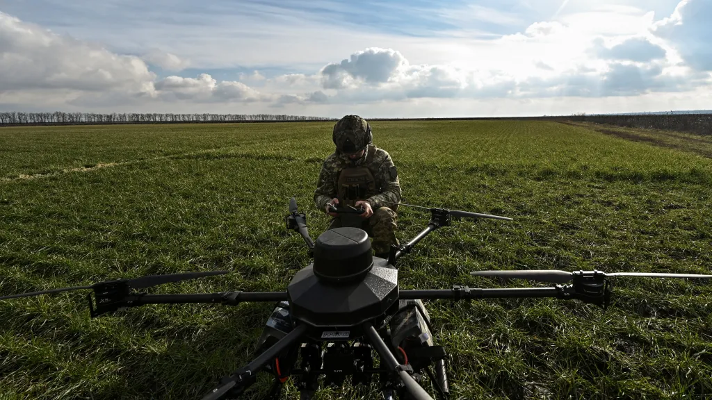 Ukrajinský voják připravuje dron k akci. Ilustrační foto