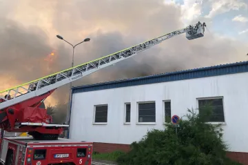 Hasiči budou dohašovat požár haly v Uhříněvsi asi do večera. Příčinu policie vyšetřuje