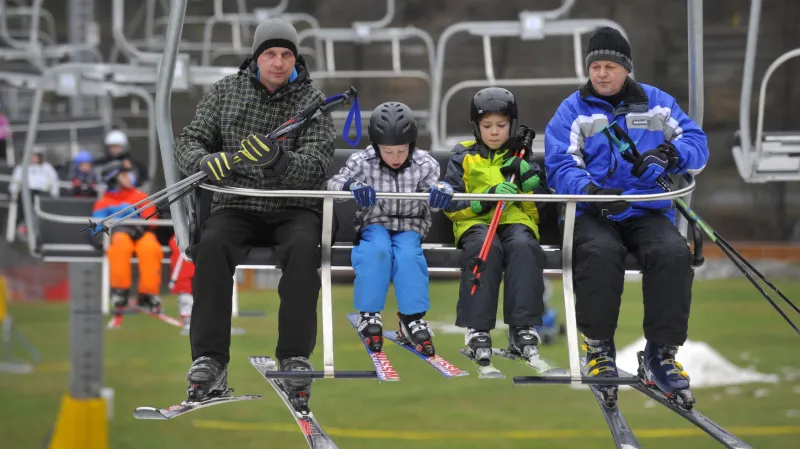 Ve Hrubé Vodě se sice lyžuje, sníh je ale výhradně na sjezdovce.