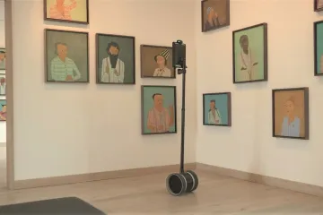 Kam člověk nemůže, nastrčí robota. V britské galerii si místo návštěvníků prohlíží výstavy