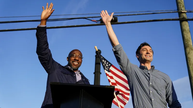 Demokratičtí kandidáti Raphael Warnock a Jon Ossoff