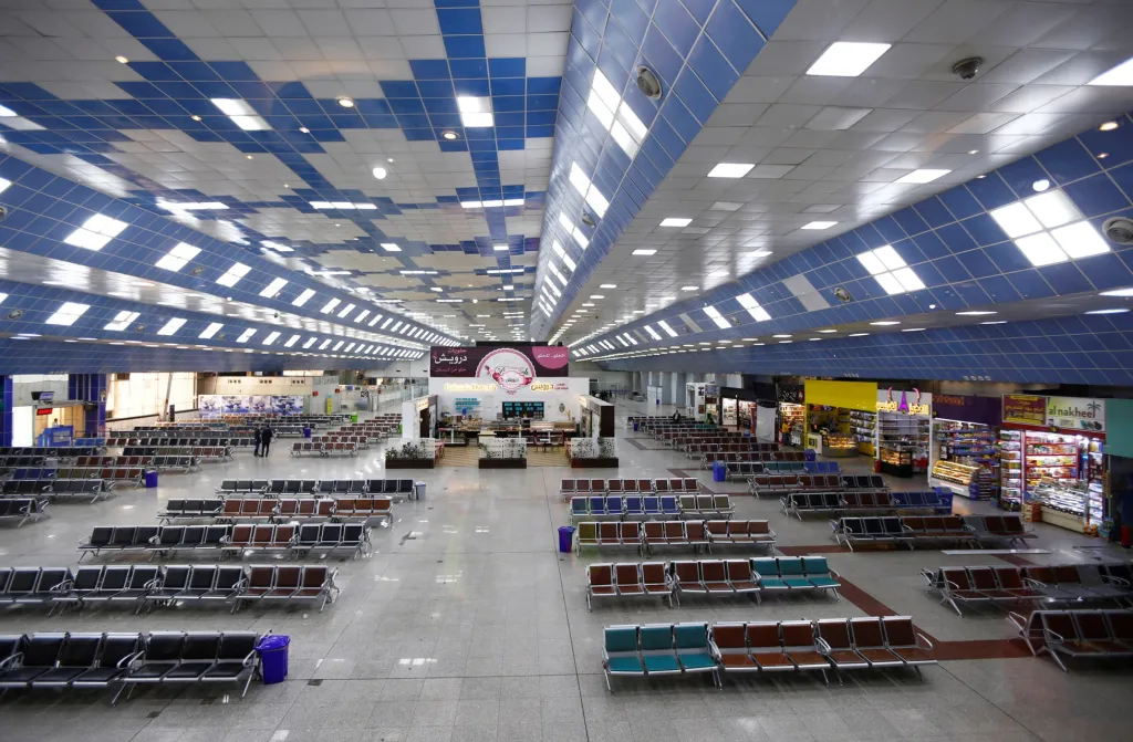 Většina letišť po celém světě omezuje svůj provoz. Na snímku je hlavní letiště v iráckém Nadžáfu