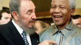 Fidel Castro a Nelson Mandela při setkání ve Švýcarsku v roce 1998