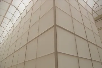 Brian Eno vystavuje hudbu. V chrámové lodi a prázdných sálech