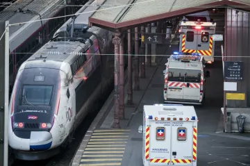 Ve Francii pomohl přetíženým nemocnicím rychlovlak. Americký Senát schválil podporu ekonomiky