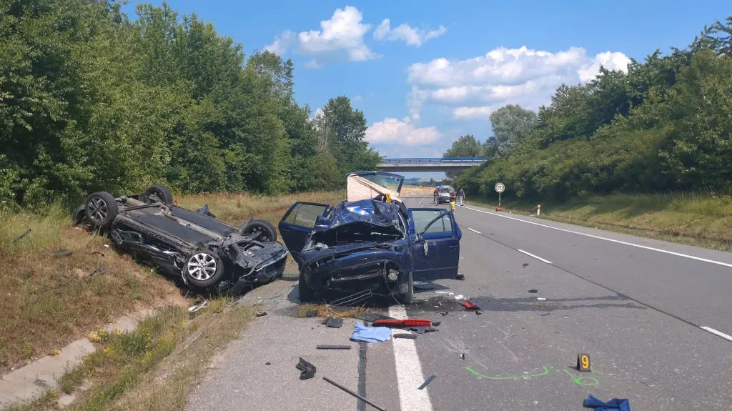 Dva lidé zahynuli 18. června 2023 při dopravní nehodě u Zlechova na Uherskohradišťsku. Další tři lidé včetně dvou dětí utrpěli zranění
