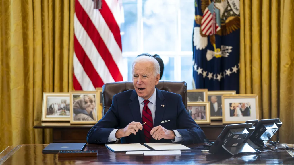 Joe Biden v Oválné pracovně Bílého domu
