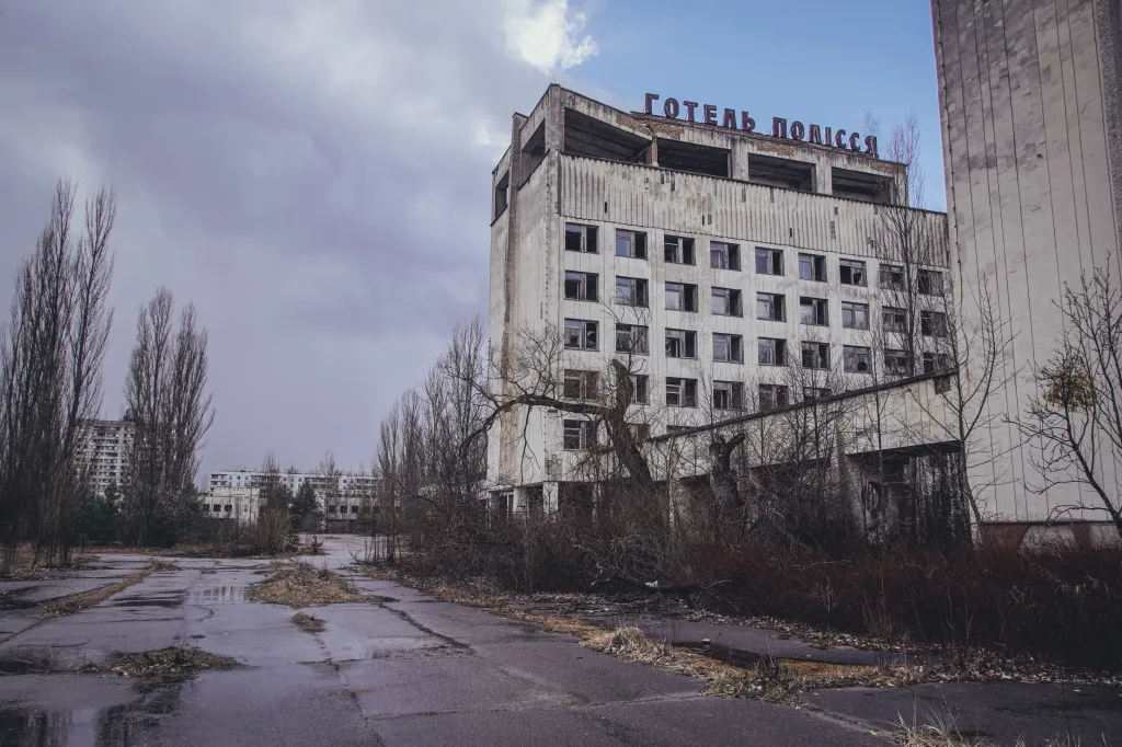 Budova hotelu Polesí. Mnohé z chátrajících domů už vlivem počasí nejsou pro návštěvníky bezpečné