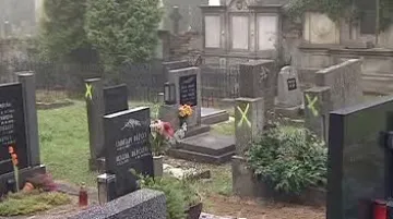 Poškozené náhrobky