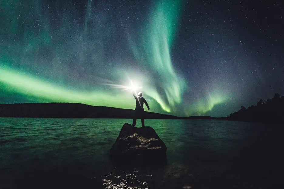 Polární záře neboli aurora borealis na nebi u Ivalo ve Finsku