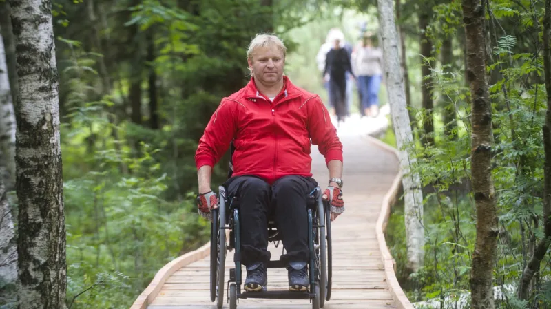 Vozíčkář na poválkové stezce