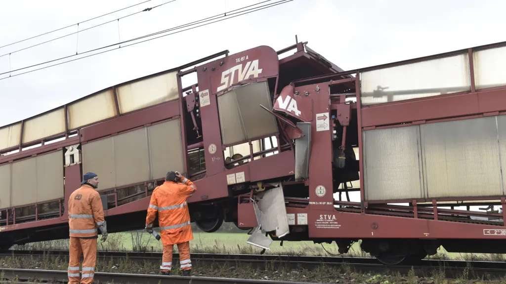 Srážka nákladních vlaků mezi Lysou a Kostomlaty