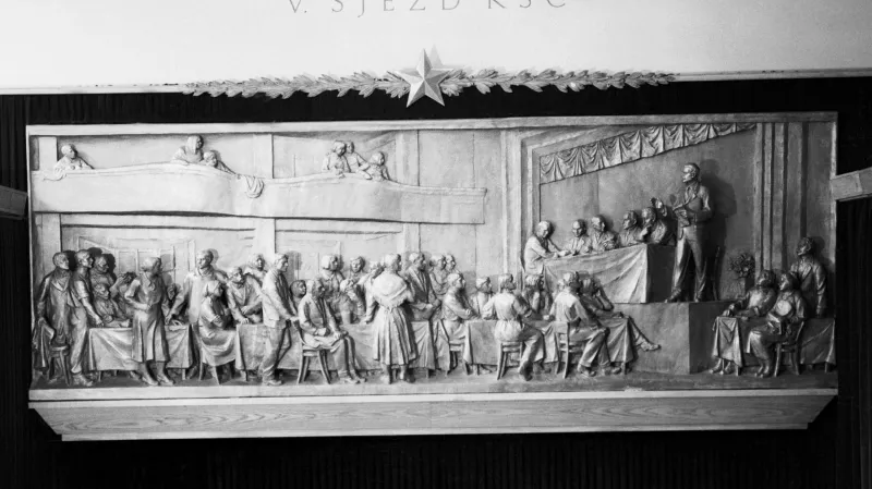 Reliéf sochaře Františka Davida zachycující pátý sjezd KSČ v roce 1929. Odhalen byl v Muzeu Klementa Gottwalda v roce 1961