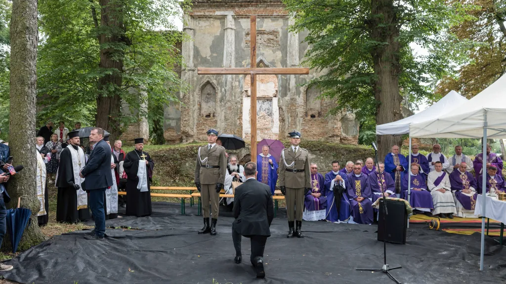 Polský místopředseda vlády a ministr národní obrany Wladyslaw Kosiniak-Kamysz klečí během vzpomínkové bohoslužby za oběti volyňského masakru na římskokatolickém hřbitově v Olyce na západní Ukrajině (11. července 2026)