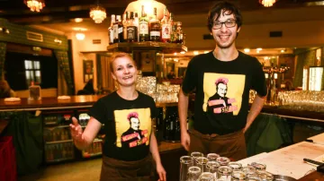 Zaměstnanci Kavárny Lucerna podporují Karla