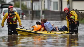 Záchranáři zasahují ve vesnici Nantgarw ve Walesu