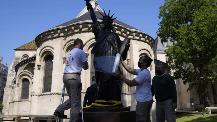 Příprava repliky sochy Svobody na transport z Francie do USA