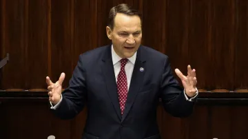 Polský ministr zahraničí Radoslaw Sikorski během svého parlamentního projevu, 26. února 2026