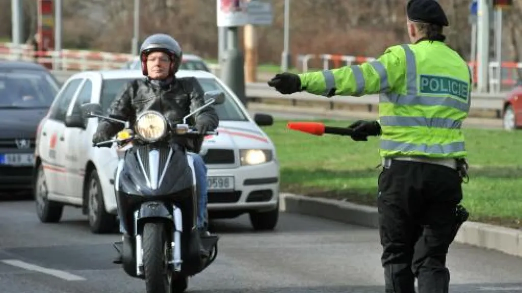 Policista zastavuje motorkáře
