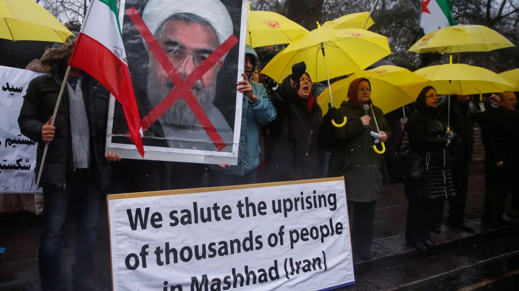 Odpůrci iránského prezidenta Hasana Rúháního protestují před iránským velvyslanectvím v západním Londýně.