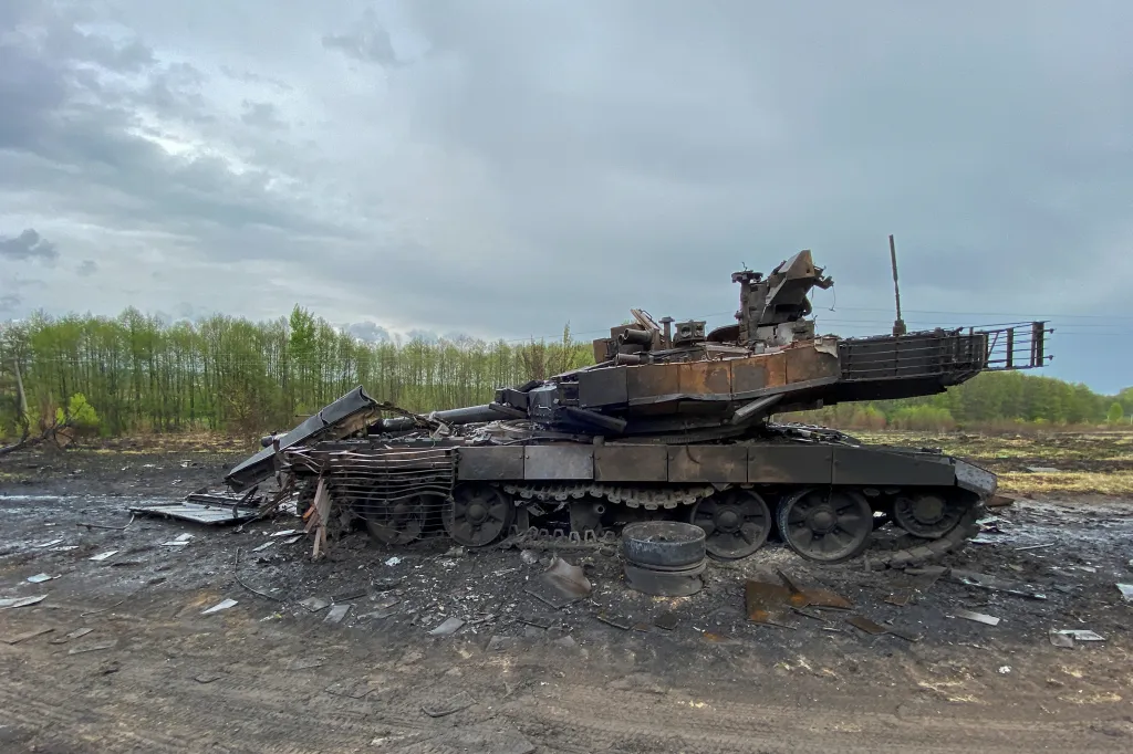Zničená vojenská technika se stala nedílnou součástí ukrajinské krajiny