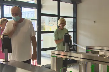 Chytré turnikety v Masarykově onkologickém ústavu měří teplotu a poznají, jestli má člověk roušku