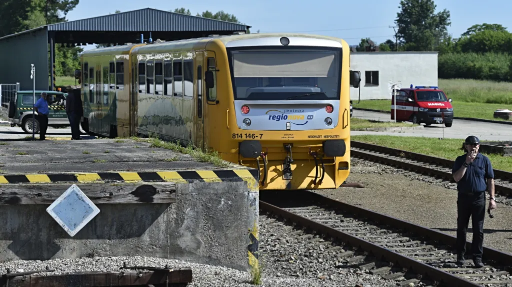 První osobní vlak na letišti v Plané