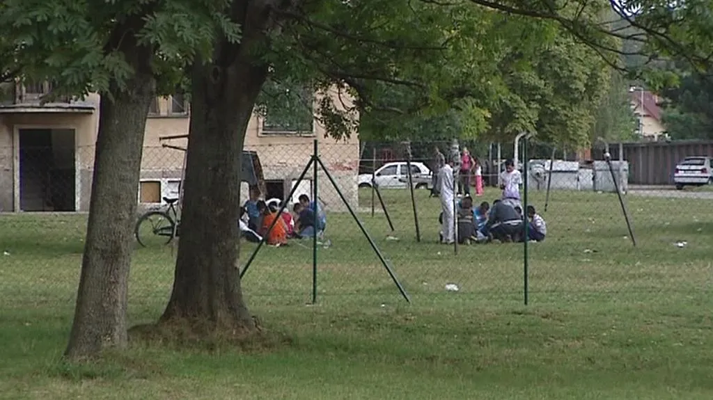 Obyvatele domů odděluje plot