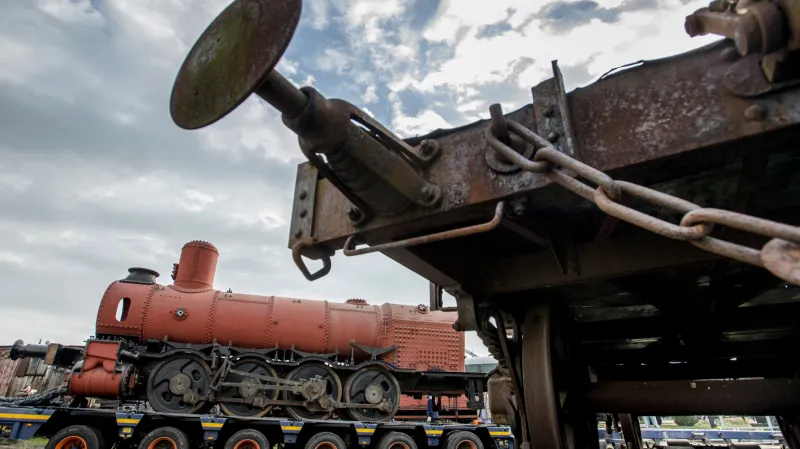 Lokomotiva Conrad Vorlauf na valníku před odjezdem z Jaroměře