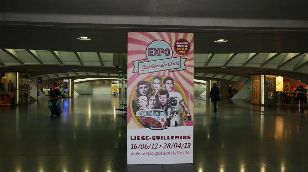 Expozice Zlatá šedesátá na vlakovém nádraží Liège-Guillemins v Belgii