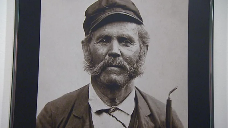 Archivní fotografie pracovníka pošty