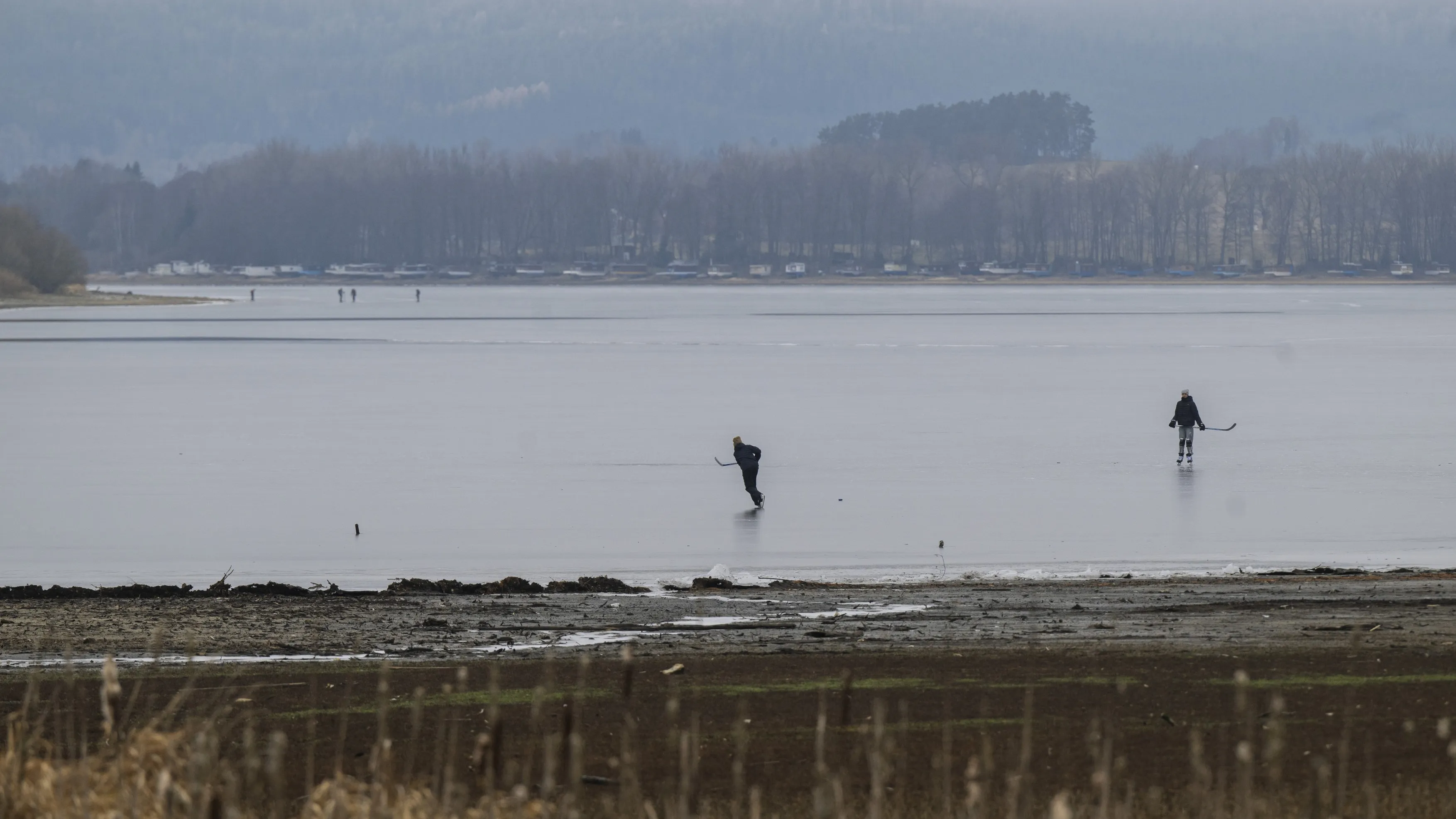 Lipno zamrzá, bruslit na něm je ale zatím hazard