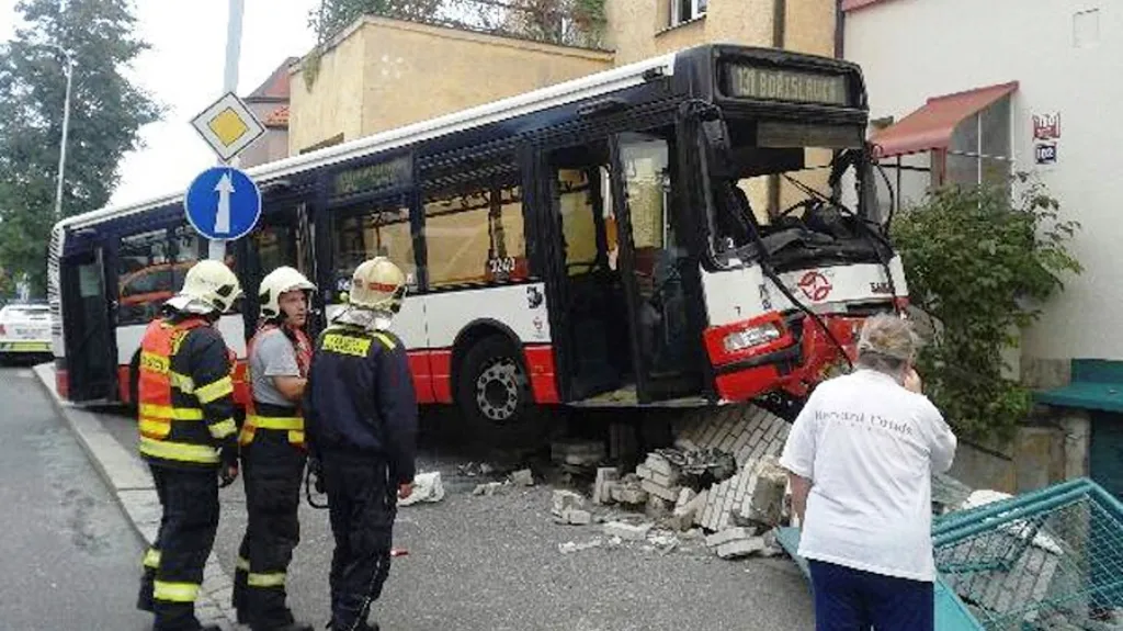Nehoda autobusu v Dejvicích