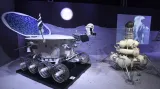Model Lunochodu 1 vedle napodobeniny družice Luna na výstavě Cosmos Discovery v Praze