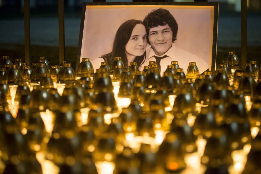 Hořící svíčky na pietním místě v Bratislavě za zavražděného novináře Jána Kuciaka a jeho přítelkyni Martinu