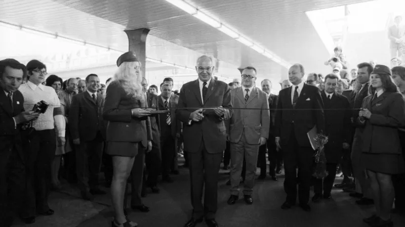 Přestřižení pásky 9. května 1974 na Kačerově: s nůžkami Gustáv Husák, za ním pražský primátor Zdeněk Zuska a ředitel dopravního podniku Mikuláš Lacek