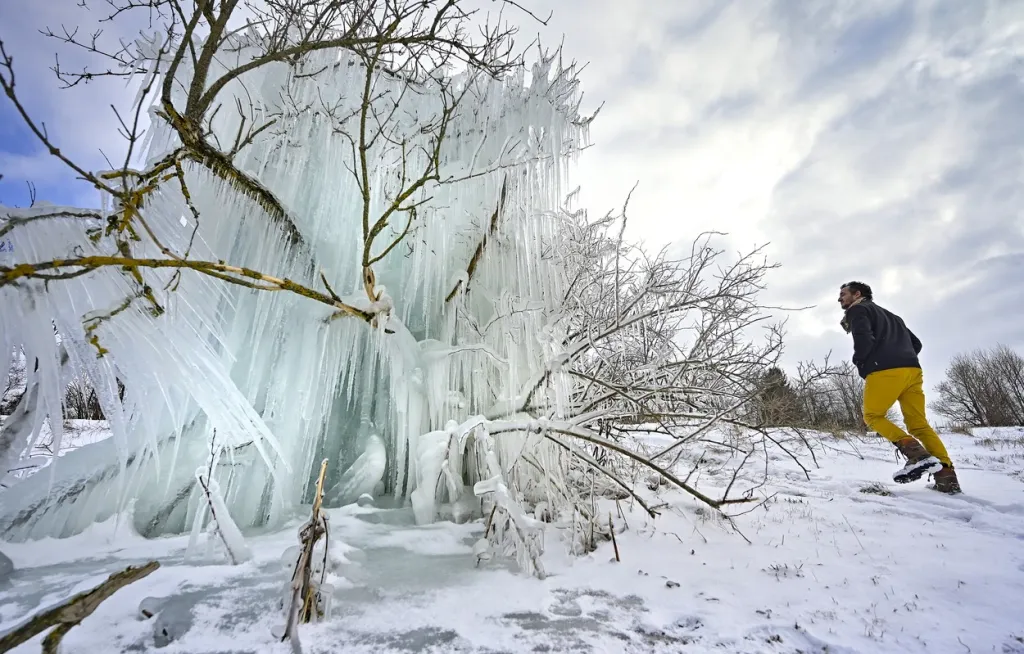 Ledové skulptury jsou vysoké až několik metrů