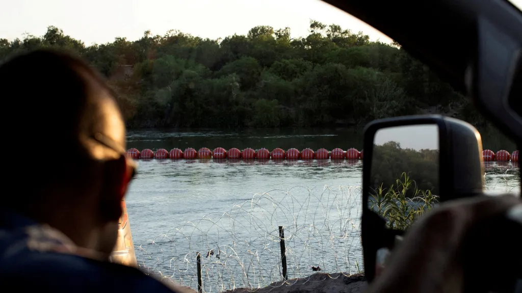 Oranžové bóje na řece Rio Grande