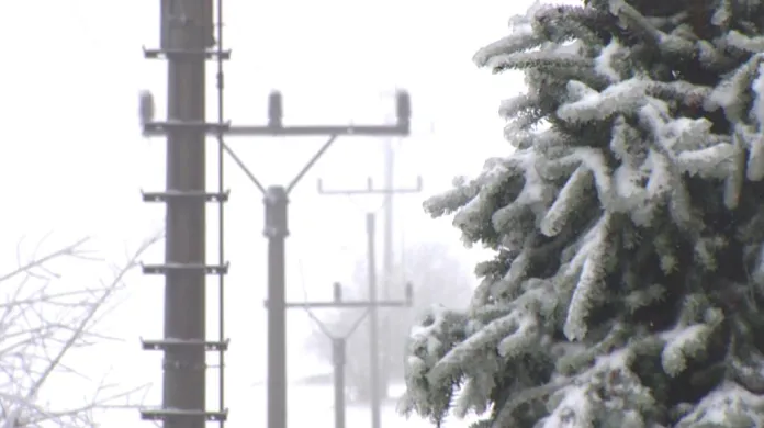 Námraza a sníh působí potíže s elektřinou
