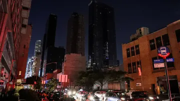 Mrakodrapy na Manhattanu se ponořily do tmy