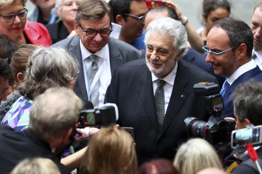 Plácido Domingo mluví s fanoušky v opeře Festspielhaus poté, co odehrál představení „Luisa Miller“ od Giuseppa Verdiho v rakouském Salcburku, v neděli 25. srpna 2019