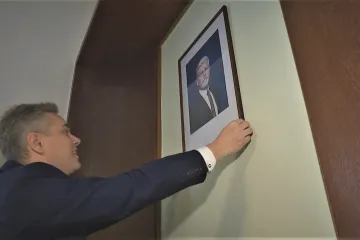 Zeman dolů, Pavel nahoru. Někde už vyvěsili neoficiální portréty nové hlavy státu