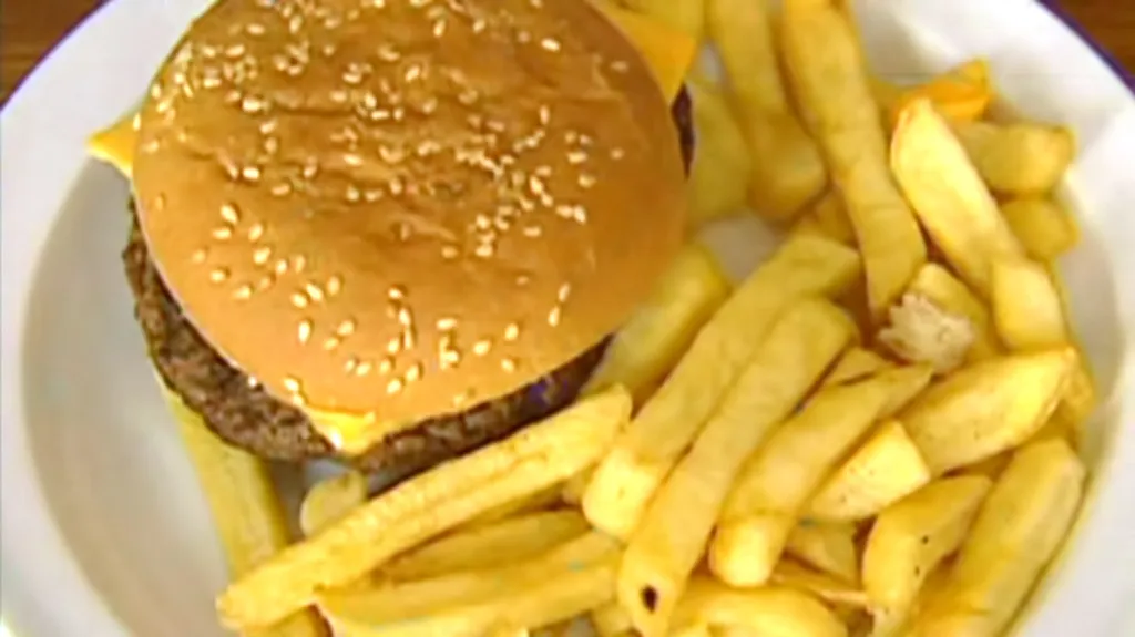 Hamburger s hranolkami