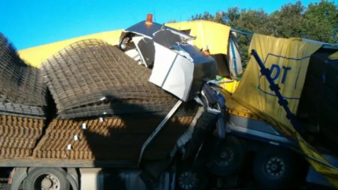 Křižovatku Gajer u Litomyšle na Svitavsku zablokovala 17. srpna tragická nehoda dvou kamionů, při které zemřel jeden řidič.