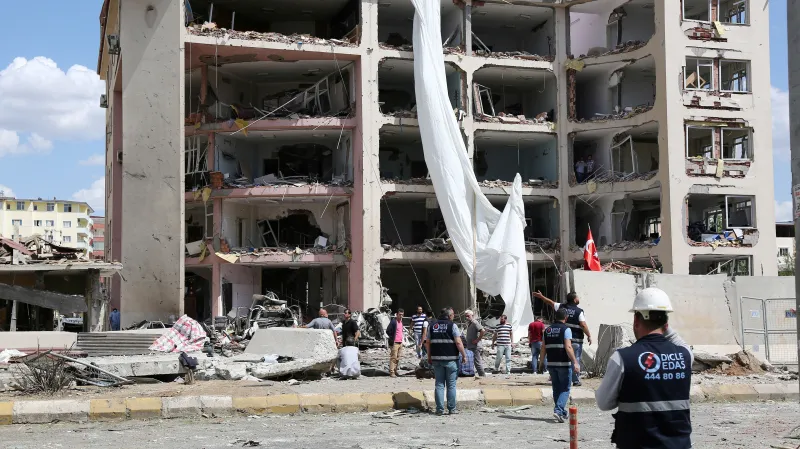 Policejní stanice ve městě Midyat po útoku