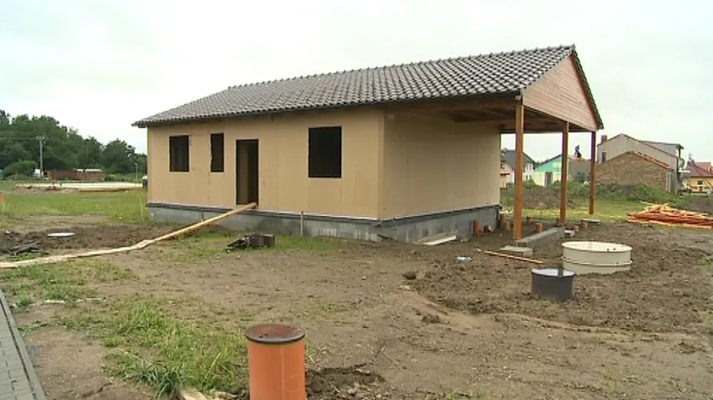 Rozestavěný dům z materiálů Tetra Pak na Kroměřížsku