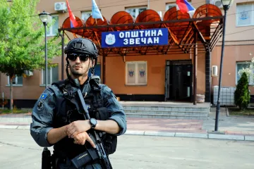 Mírněte se, žádá NATO Kosovo po střetech se Srby. Rusko viní z vyhrocené situace Západ