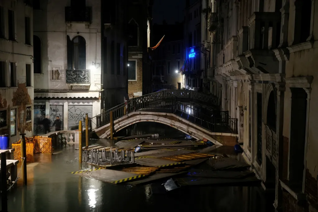 Výjimečně vysoká hladina vody odplavila i dřevěné chodníky, po kterých mohou obyvatelé a návštěvníci Benátek během povodní chodit