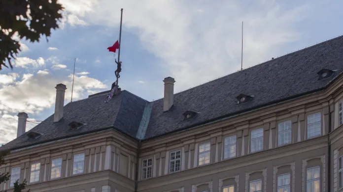 Rudé trenky vlají nad Pražským hradem